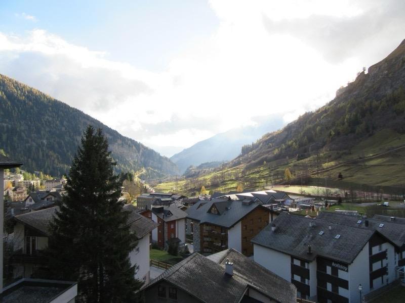 a village with houses and mountains in the background at Eldorado 47 grosse Wohnung mit Wunderschönen Aussicht in Leukerbad