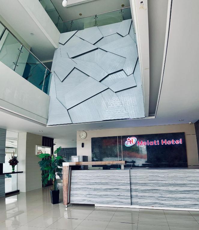 a lobby of a hospital with a large ceiling at Melati Hotel in Tanjungredep