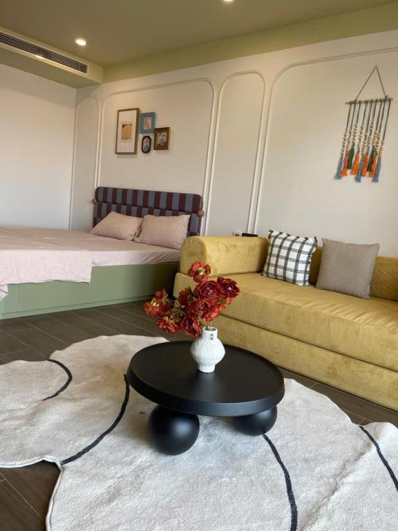 a living room with a couch and a table at Homestay- Phòng nghỉ Lazur Cửa Lò in Giáp Vinh Yên