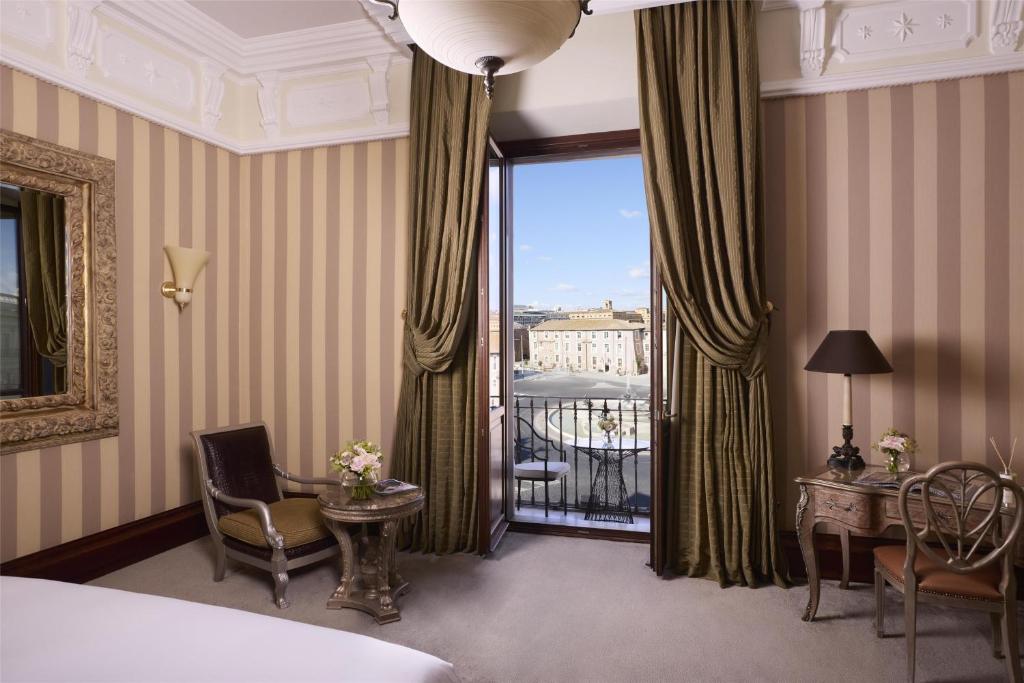 Junior Suite with Balcony and Piazza View — room photograph
