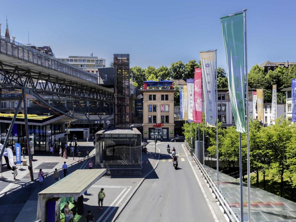 eine Stadtstraße mit einem Bus auf der Straße in der Unterkunft ibis Styles Lausanne Center MadHouse in Lausanne