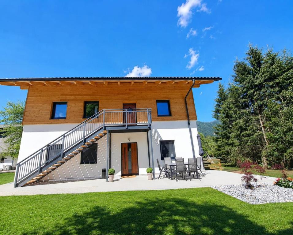 a house with a balcony and a patio at der Untermühlbacher in Gnesau