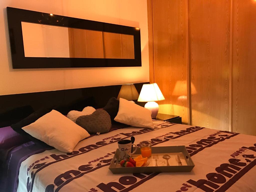 una bandeja de comida en la parte superior de una cama en Apartment in Sol, en Madrid