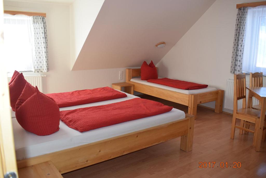 Postel nebo postele na pokoji v ubytování U Oslíka