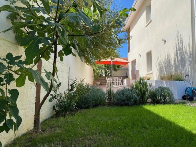 a yard of a house with a tree in the yard at Les Hauts de Bassens in Bassens