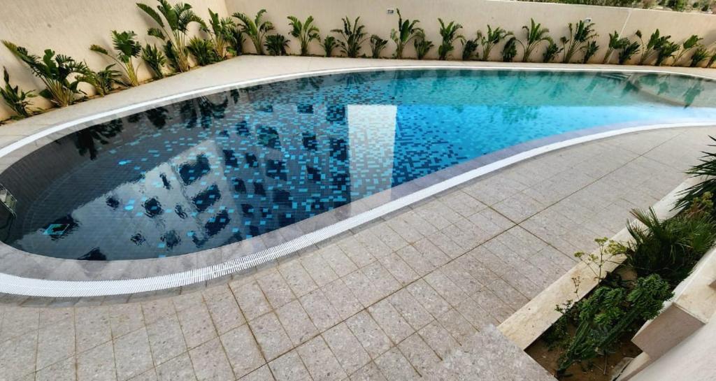 an overhead view of a swimming pool with palm trees at s2 fontaine in Nabeul