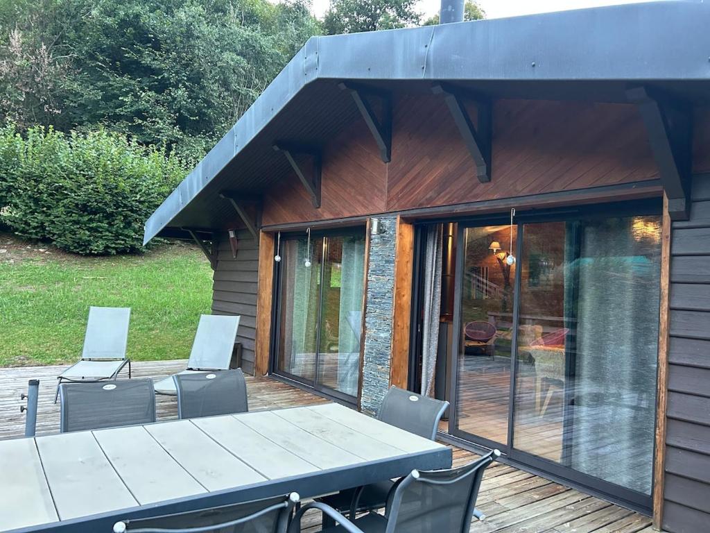 a house with a table and chairs on a deck at Chalet Isard in Gère-Belesten
