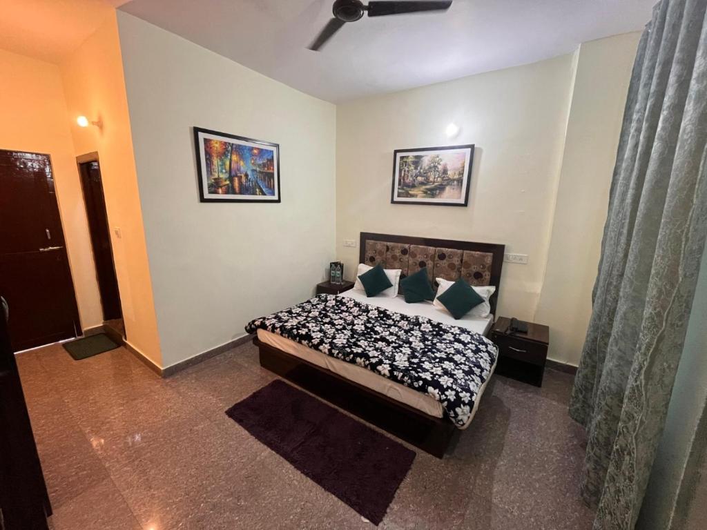 a bedroom with a bed in a room at Hotel AAA And Restaurant in Gupta Kāshi