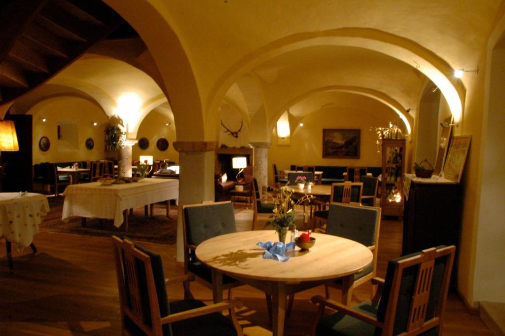 ein Esszimmer mit einem Tisch und Stühlen sowie ein Zimmer mit Tischen in der Unterkunft Pilgerhaus Bergen in Neuburg an der Donau