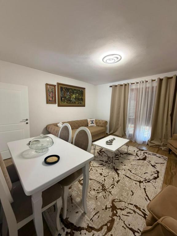 a living room with a white table and chairs at The Canyon House in Çuadar