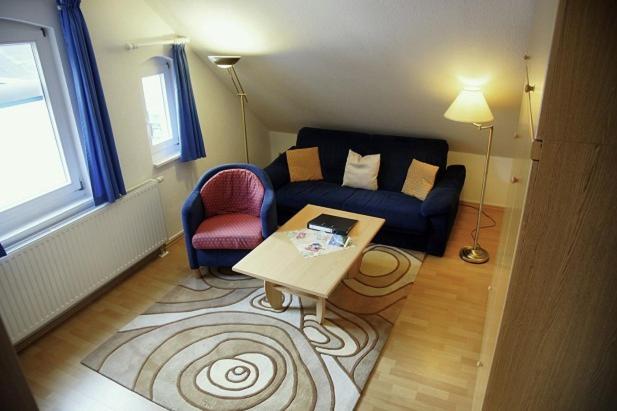 una sala de estar con un sofá y una mesa en Apartments Haus Eintracht Sellin, en Ostseebad Sellin