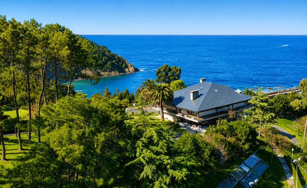 an aerial view of a house with the ocean at Hotel Arresi in Arminza