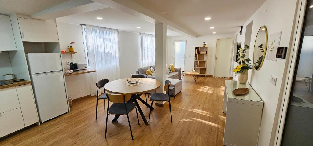 a kitchen and dining room with a table and chairs at Casa dos Azevedos in Câmara de Lobos