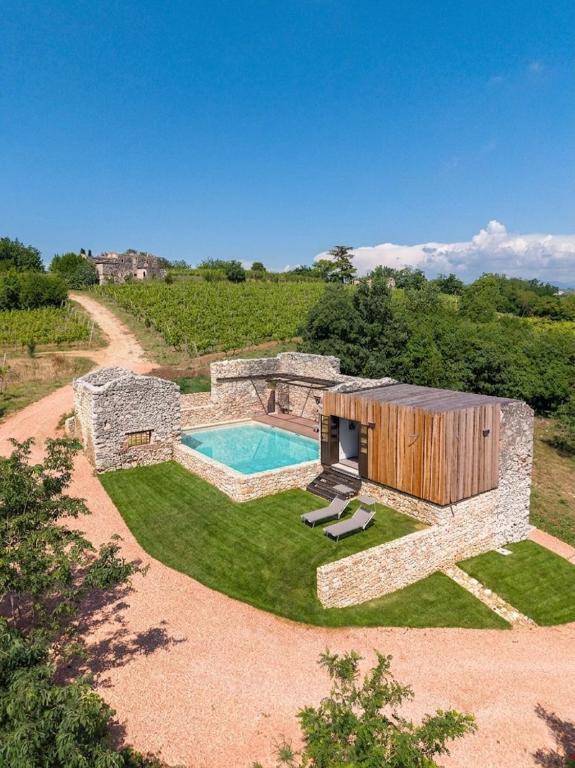 an aerial view of a house with a swimming pool at Agriturismo Monte Bisson - Piscina Privata in Soave