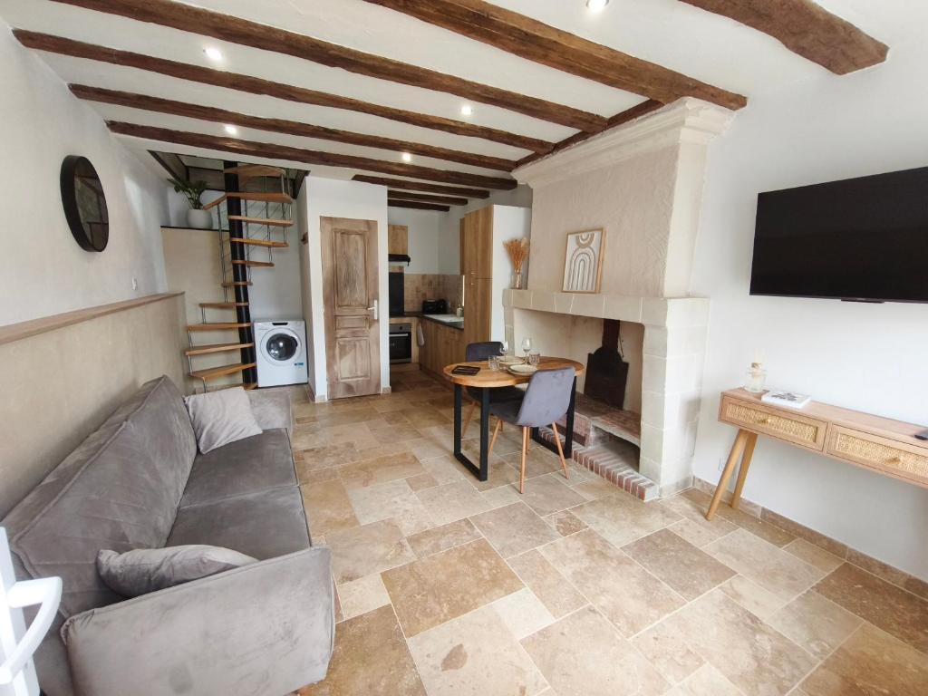 a living room with a couch and a table at La Maisonnette Montlouisienne in Montlouis-sur-Loire