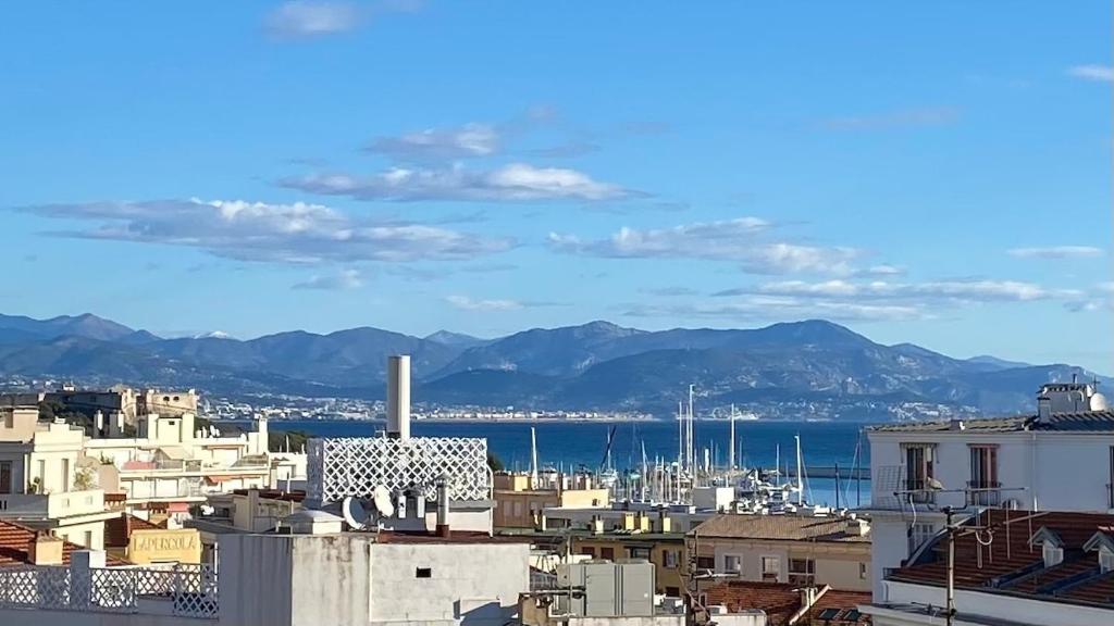 2P moderne avec terrasse et vue mer