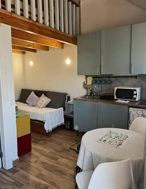 a small kitchen with two beds in a room at Love Tiny House in Faro