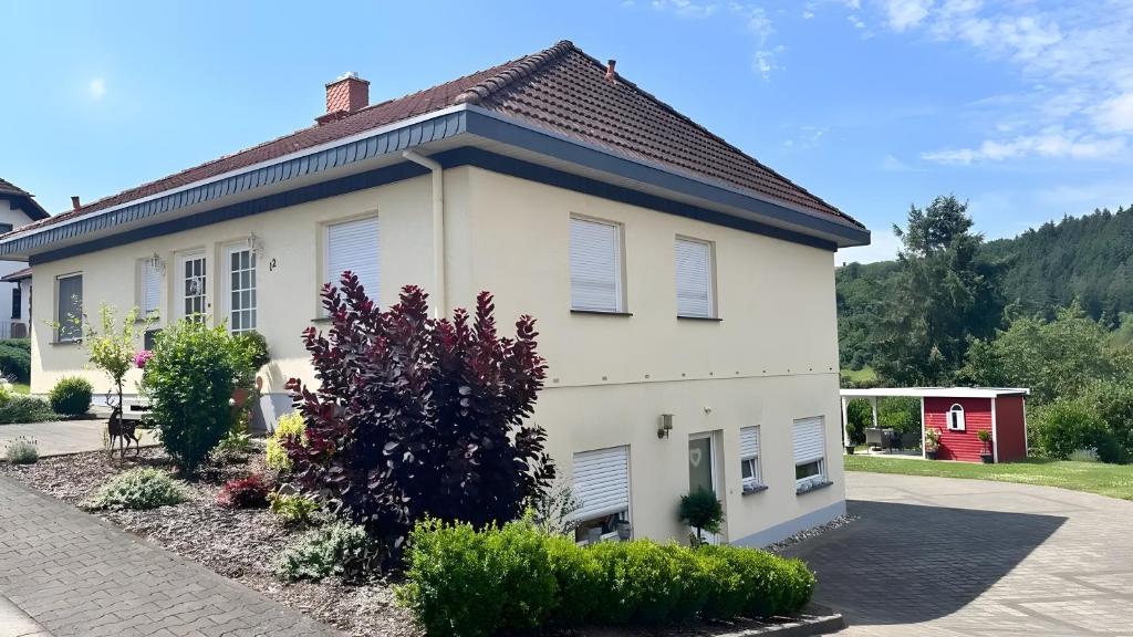 a white house with a roof at Ruhige Fewo Hinzweiler in Hinzweiler