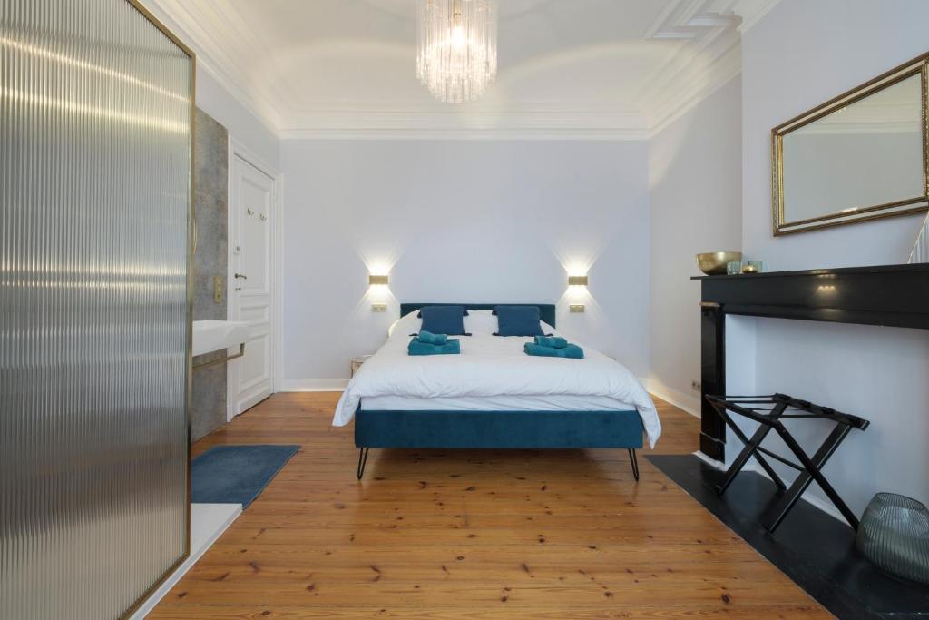 a bedroom with a bed and a fireplace at Bed & Breakfast La Linière in Brussels