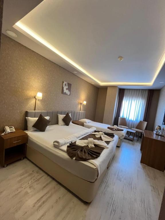 a hotel room with a large bed in a room at POINTBREAK OTEL in Degirmen
