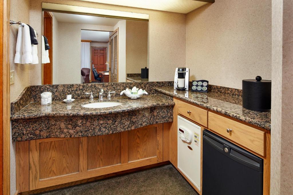 Cavalier Oceanfront Resort - Room King Deluxe Avec Cheminée