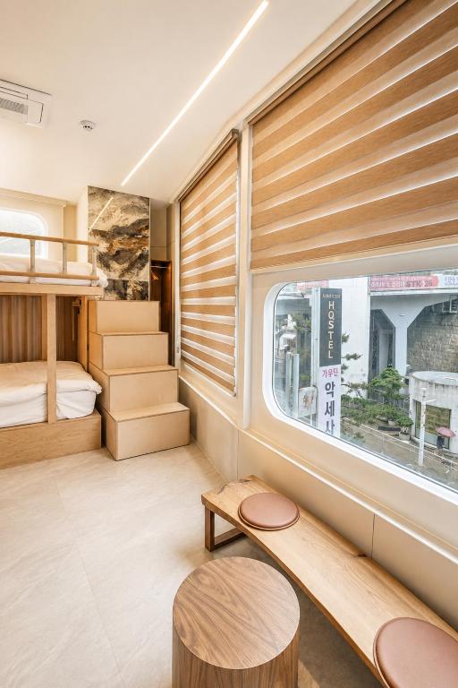 Momentum Hostel Seoul Station Images