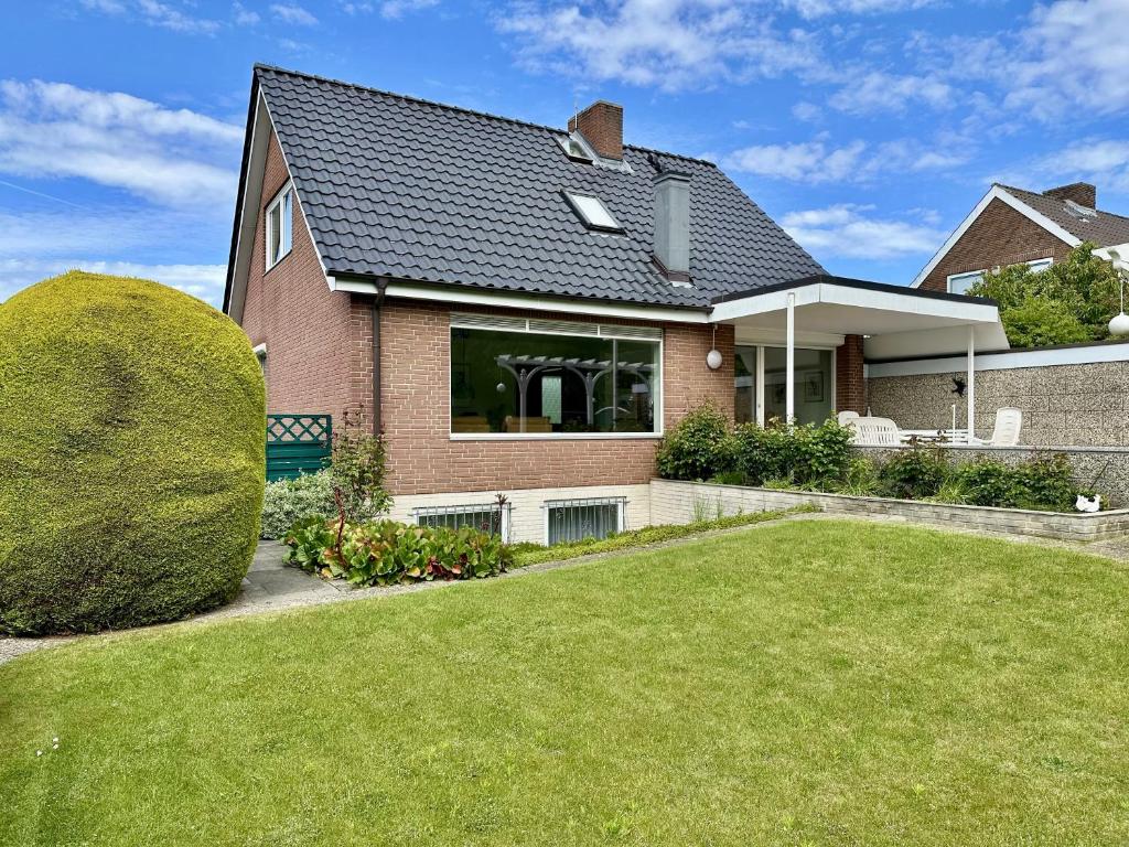a house with a large lawn in front of it at Südblick 1 in Fehmarn