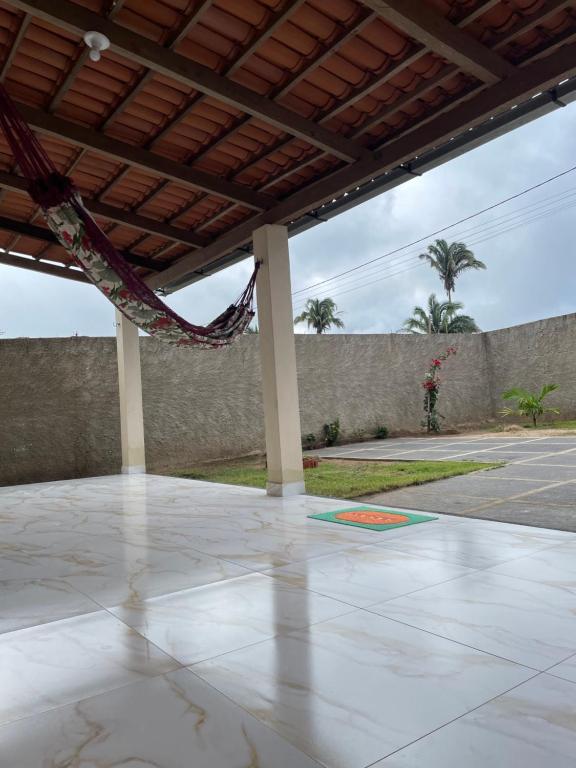 a patio with awning and a concrete floor at Casa vini in Viçosa do Ceará