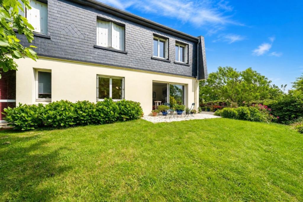 a house with a lawn in front of it at Chambres D'hôtes De Kersehen in Plouider