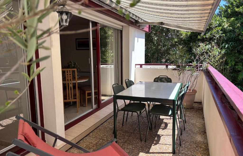 a table and chairs on the balcony of a house at Appt Lakeside - Hossegor centre - Terrasse in Hossegor
