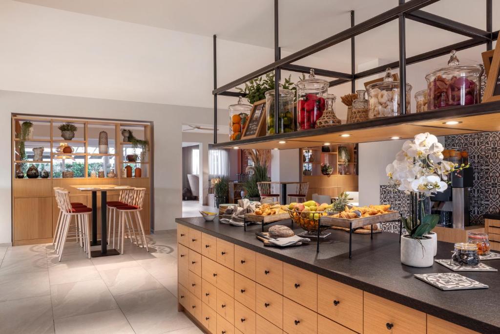 Ascona Lodge, Pool & Garden Retreat