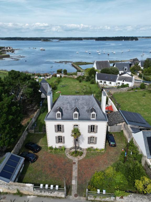 an aerial view of a white house and the water at Ty Kabiten appartement VUE MER in Locmariaquer