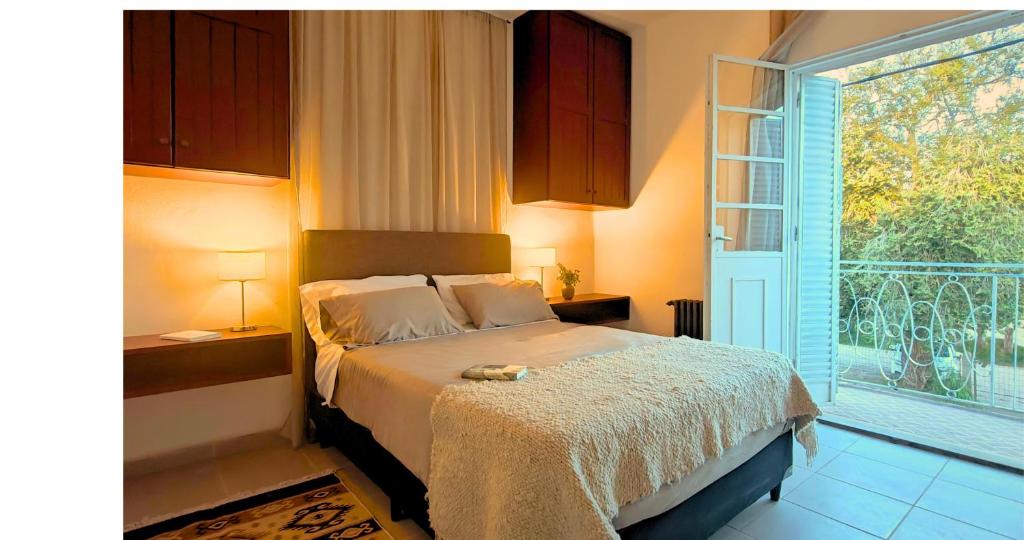 ein Schlafzimmer mit einem Bett und einem großen Fenster in der Unterkunft Hotel Aleph in Capilla del Monte