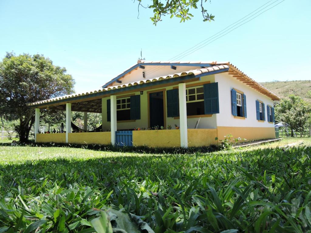 una casa en medio de un campo en Pouso Jambo Rosa, en Valença