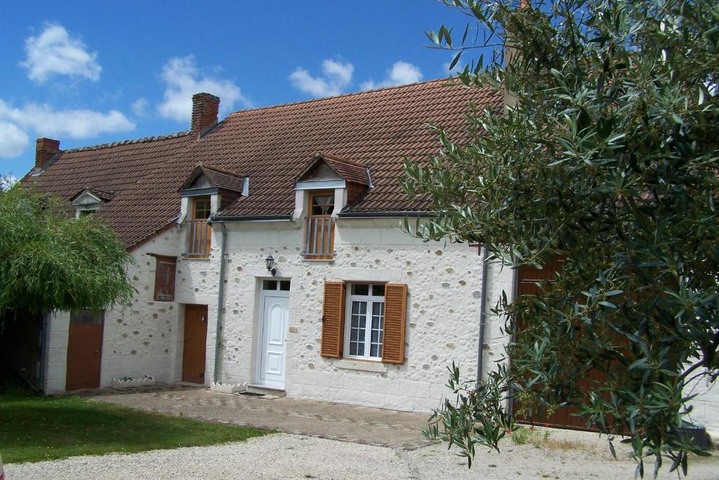 a white house with a brown roof at gite les beaudries in Rilly-sur-Loire