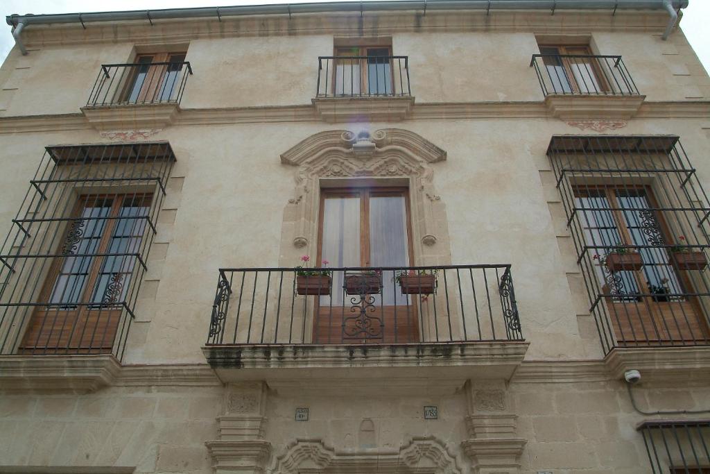 een gebouw met balkons, een deur en een raam bij La Casa del Limonero in El Puerto de Santa María