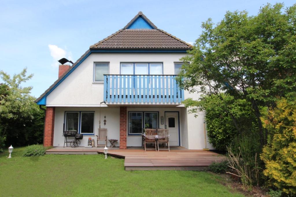 a house with a deck and a balcony at Ferienhaus Uli in Wustrow