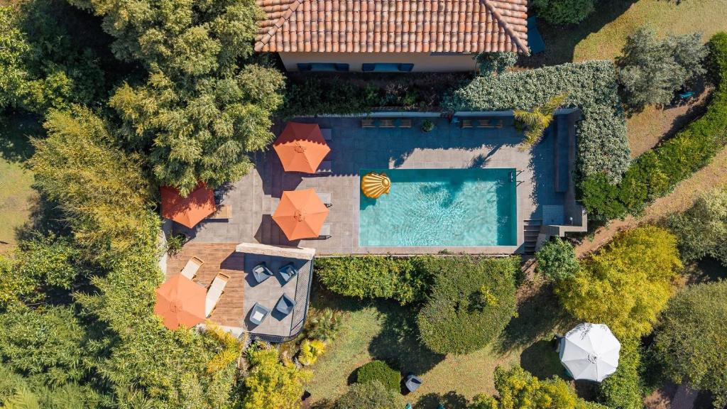 an overhead view of a house with a swimming pool at Résidence Guddelmoni, Piscines chauffées in Propriano