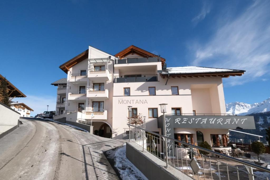 a building on the side of a road at Hotel Montana in Fiss
