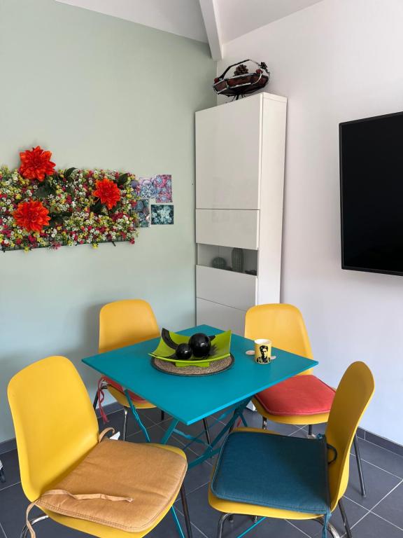 a meeting room with a table and chairs at La maison du bonheur in Audenge