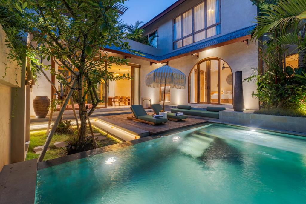 a swimming pool in the backyard of a house at La Isla Boutique Residences in Uluwatu