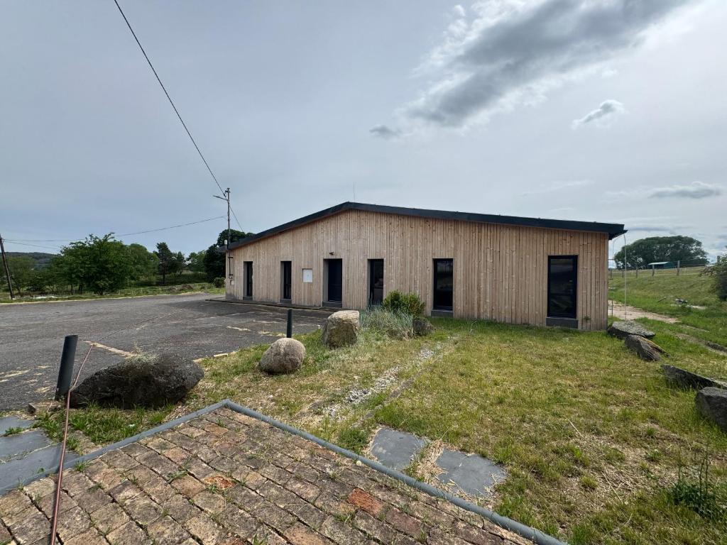 a small building on the side of a road at Ranč v Landu in Kamýk nad Vltavou
