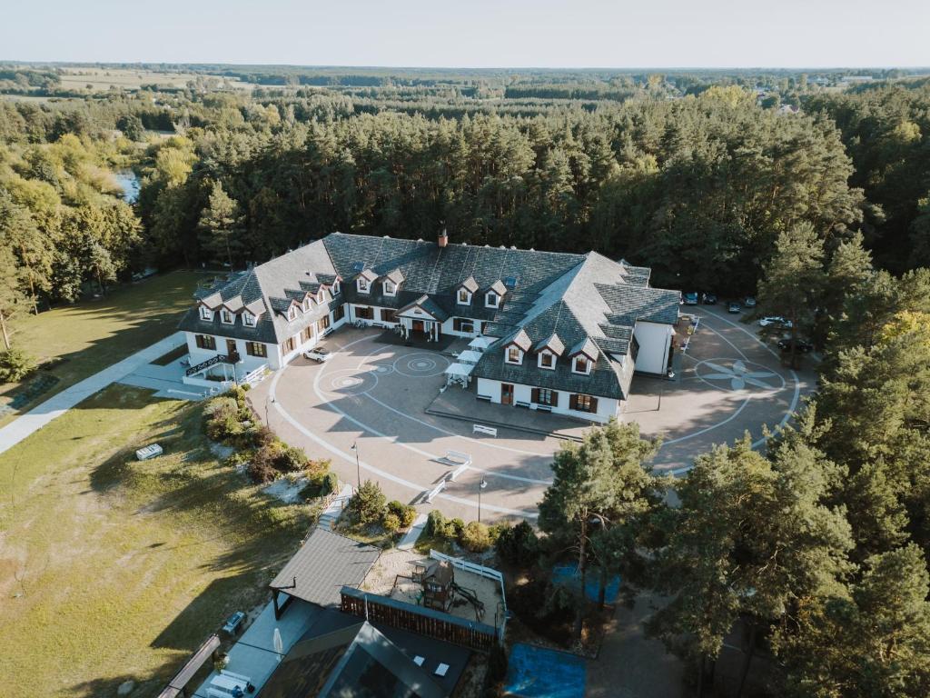 Luftaufnahme eines großen Hauses mit großem Garten in der Unterkunft Hotel Nowodwory in Ciechanowiec