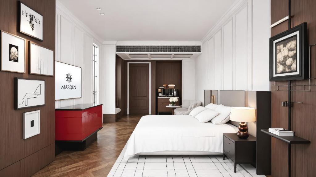 ein Schlafzimmer mit einem weißen Bett und einem roten Schrank in der Unterkunft Marqen Hotel in Jakarta