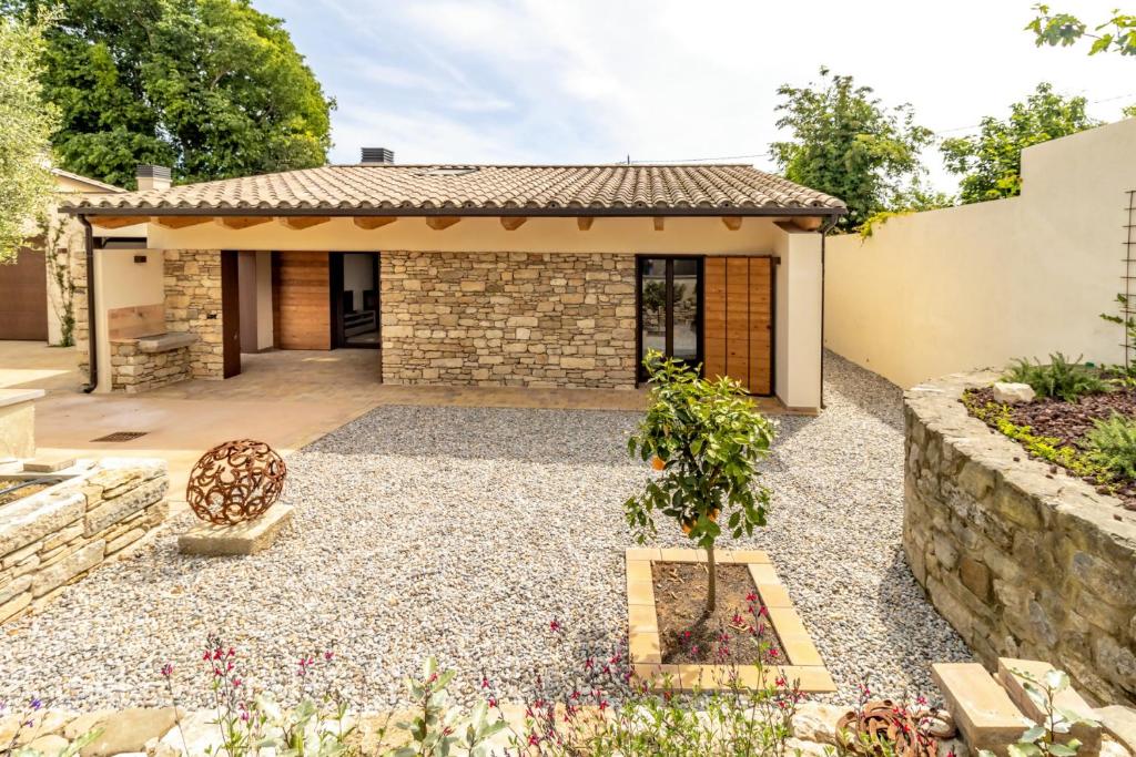 a house with a garden in front of it at Casa Romaní– Alojamiento acogedor in Miánegas