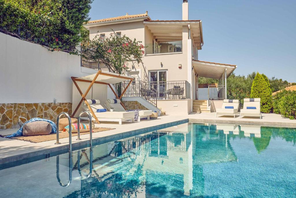 ein Haus mit einem Swimmingpool vor dem Haus in der Unterkunft Ether Villa View in Lithakia