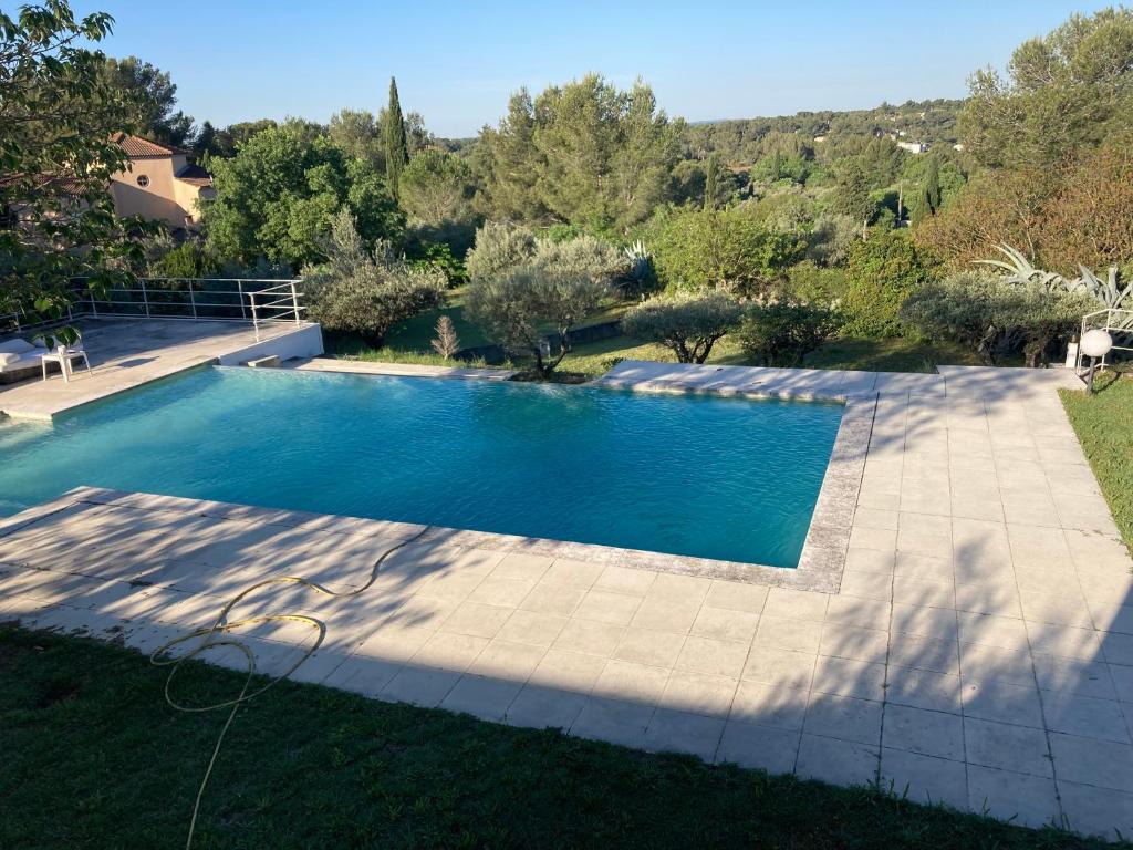 an image of a swimming pool in a yard at Maison orchidée in Nîmes