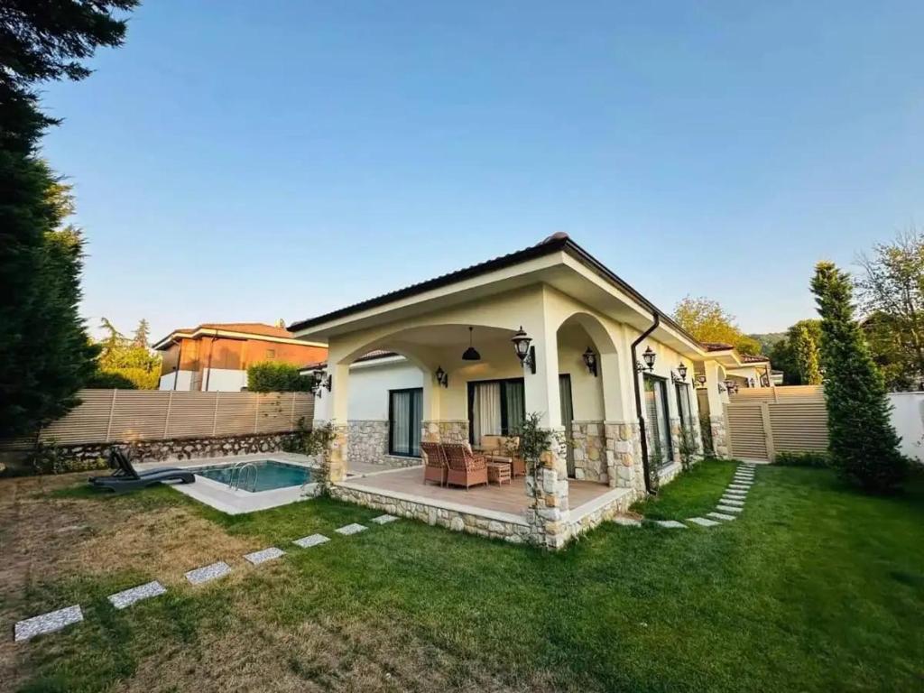 a small house with a patio and a yard at Quba in Quba