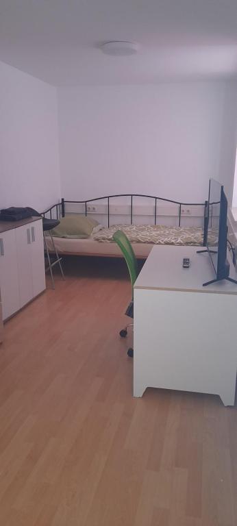 a room with a bed and a desk and a table at Ela Gar 5 WG Zimmer in Garsten