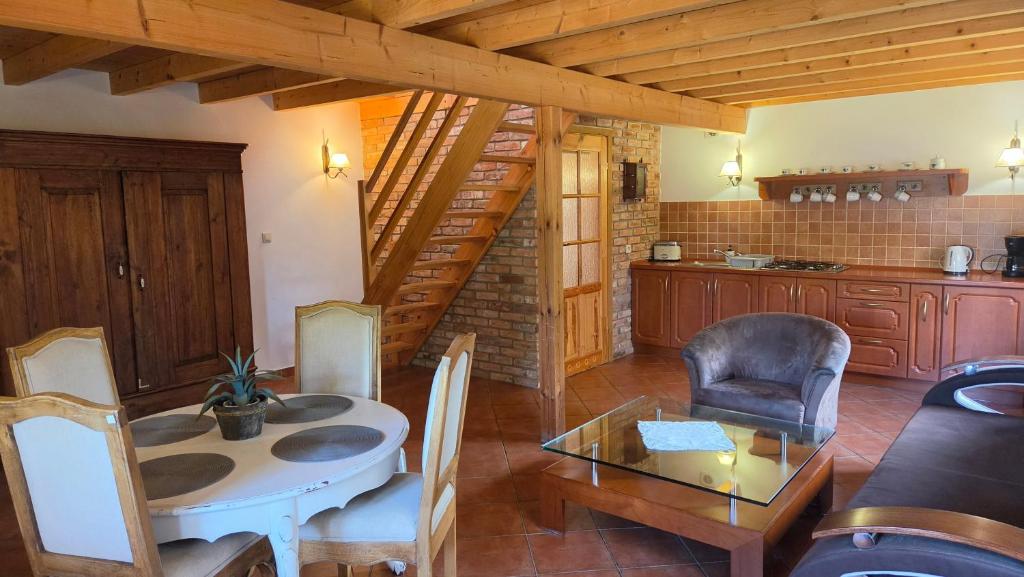 a living room with a table and a kitchen at Domki Magda Rewal in Rewal